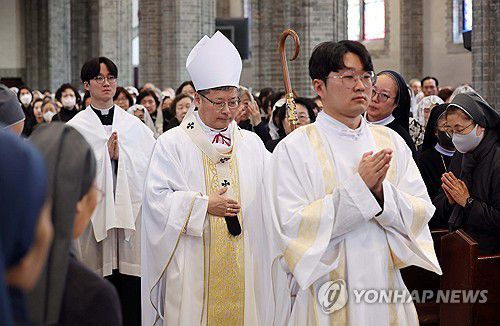 명동대성당서 열린 프란치스코 교황 추모 미사(서울=연합뉴스) 24일 서울 중구 명동대성당에서 천주교 서울대교구장 정순택 대주교 주례로 프란치스코 교황 추모 미사가 거행되고 있다. 2025.4.24 [사진공동취재단] photo@yna.co.kr