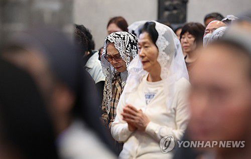 프란치스코 교황 추모 미사(서울=연합뉴스) 24일 서울 중구 명동대성당에서 열린 프란치스코 교황 추모 미사에서 참석자들이 기도를 하고 있다. 2025.4.24 [사진공동취재단] photo@yna.co.kr