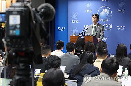 브리핑 참석한 이복현 금감원장(서울=연합뉴스) 김성민 기자 = 이복현 금융감독원장이 24일 서울 영등포구 금융감독원에서 열린 자본시장 현안 브리핑에서 발언하고 있다. 2025.4.24 ksm7976@yna.co.kr