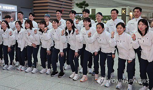 파이팅 외치는 배드민턴 국가대표팀(영종도=연합뉴스) 서명곤 기자 = 24일 인천국제공항 2터미널에서 배드민턴 국가대표팀 박주봉 감독과 선수들이 세계혼합단체선수권대회(수디르만컵) 출전을 위해 출국에 앞서 기념촬영을 하고 있다. 2025.4.24 seephoto@yna.co.kr