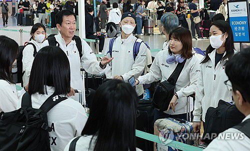 선수들과 대화하는 박주봉 감독(영종도=연합뉴스) 서명곤 기자 = 24일 인천국제공항 2터미널에서 배드민턴 국가대표팀 박주봉 감독이 세계혼합단체선수권대회(수디르만컵) 출전을 위해 출국에 앞서 안세영을 비롯한 선수들과 대화하고 있다. 2025.4.24 seephoto@yna.co.kr