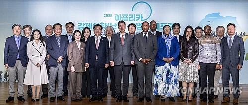 '아프리카 강제실향(난민) 해법 국제포럼', 연합뉴스에서 열려(서울=연합뉴스) 황광모 기자 = 24일 서울 종로구 연합뉴스 연우홀에서 국가기간뉴스통신사 연합뉴스와 유엔난민기구(UNHCR)가 공동 주최한 '아프리카 강제실향(난민) 해법 국제포럼' 개회식에서 내빈들이 기념 촬영하고 있다.      (앞줄 왼쪽 네 번째부터) 김새려 UNHCR 한국대표부 대표, 국회 아프리카 포럼 회장인 국민의힘 이헌승 의원, 황대일 연합뉴스 사장, 마마두 쟌 발데 유엔 난민기구 동아프리카 지역본부장, 아미라 아가립 주한 수단대사. 2025.4.24 hkmpooh@yna.co.kr