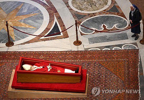 교황 가까이에서 조문하는 자넹그로스 수녀(바티칸 AFP=연합뉴스) 프랑스 출신의 제느비에브 자넹그로스 수녀가 23일(현지시간) 바티칸 성 베드로 대성전에 안치된 프란치스코 교황의 관 곁으로 다가가 조문하고 있다. 2025.04.23 photo@yna.co.kr