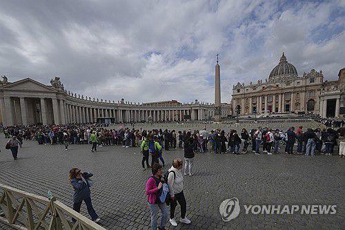 교황 조문객 행렬(바티칸 AP=연합뉴스) 24일(현지시간) 성 베드로 대광장 앞에 줄 서 있는 교황 조문 행렬. 2025.04.25