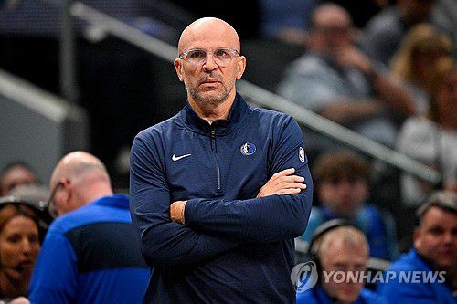NBA 댈러스 매버릭스 감독인 제이슨 키드.FILE PHOTO: Mar 31, 2025; Dallas, Texas, USA; Dallas Mavericks head coach Jason Kidd looks on during the first quarter against the Brooklyn Nets at the American Airlines Center. Mandatory Credit: Jerome Miron-Imagn Images/File Photo