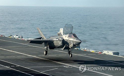 영국 항모 'HMS 프린스 오브 웨일스' 갑판에서 착륙 준비하는 F-35 전투기[로이터 연합뉴스]