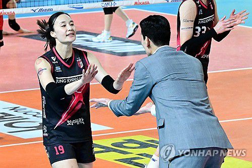 정관장에서 뛴 뒤 FA 계약 패 은퇴한 표승주(왼쪽)[한국배구연맹 제공. 재판매 및 DB 금지]