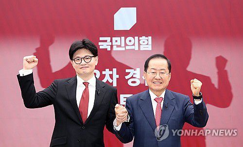 기념 촬영하는 한동훈-홍준표 경선 후보(서울=연합뉴스) 23일 서울 여의도 국민의힘 중앙당사에서 열린 2차 경선 토론회 미디어데이에서 국민의힘 한동훈, 홍준표 대선 경선 후보가 맞수 토론 대상으로 지명을 한 후 기념 촬영하고 있다. 2025.4.23 [국회사진기자단] photo@yna.co.kr