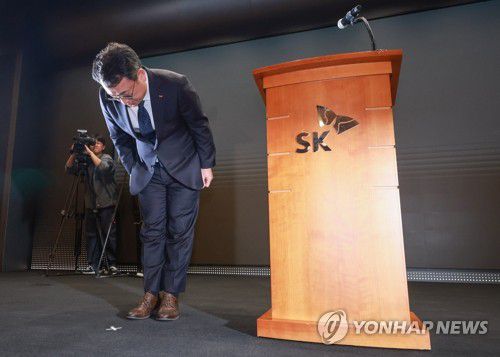 고개 숙인 유영상 SK텔레콤 대표이사(서울=연합뉴스) 신현우 기자 = 유영상 SK텔레콤 대표이사가 25일 서울 중구 SKT타워에서 SK텔레콤 이용자 유심(USIM) 정보가 해커 공격으로 유출된 것과 관련해 고개 숙여 사과하고 있다. 2025.4.25 nowwego@yna.co.kr