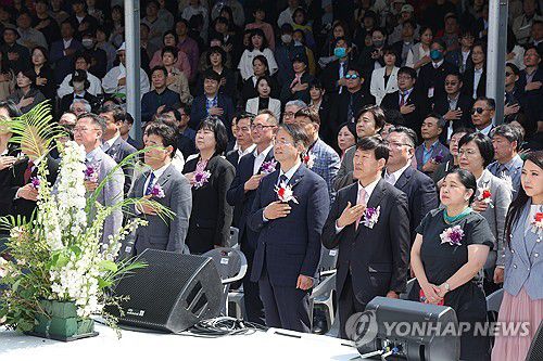 2025 고양국제꽃박람회 개막(고양=연합뉴스) 임병식 기자 = 25일 오전 경기도 고양시 일산호수공원에서 열린 2025 고양국제꽃박람회 개막식에서 참석 내빈들이 국민의례하고 있다. 2025.4.25 andphotodo@yna.co.kr