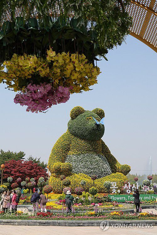 2025 고양국제꽃박람회 개막(고양=연합뉴스) 임병식 기자 = 25일 오전 경기도 고양시 일산호수공원에서 개막한 2025 고양국제꽃박람회에서 방문객들이 황금빛 판다 대형 조형물 앞에서 사진을 찍고 있다. 2025.4.25 andphotodo@yna.co.kr