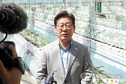 답변하는 이재명 후보(나주=연합뉴스) 김혜인 기자 = 더불어민주당 이재명 대선 경선 후보가 25일 전남 나주시 전남농업기술원 에너지자립형 온실을 방문해 취재진의 질문에 답하고 있다. 2025.4.25 in@yna.co.kr