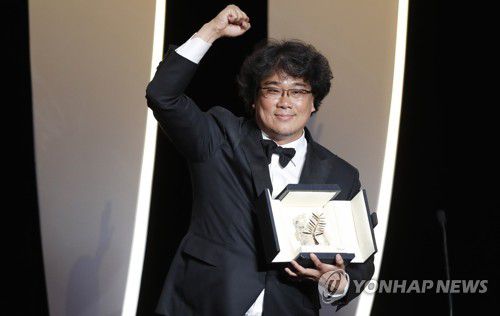 영화 '기생충'으로 제72회 칸국제영화제에서 황금종려상 받은 봉준호 감독[EPA=연합뉴스]