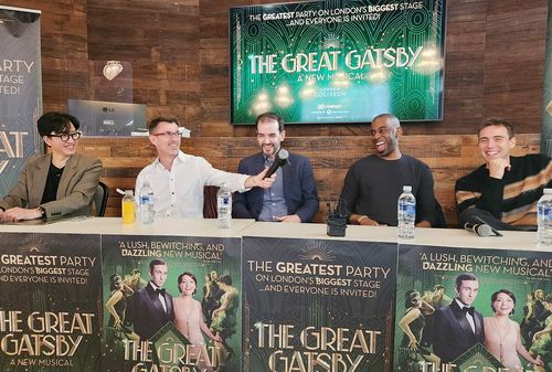 밝게 웃는 '위대한 개츠비' 팀(런던=연합뉴스) 김지연 특파원 = 영국 런던 웨스트엔드 무대에 오른 뮤지컬 '위대한 개츠비' 제작·출연진이 25일(현지시간) 주영국 한국문화원에서 기자간담회를 열고 있다. 왼쪽부터 신춘수 오디컴퍼니 대표, 제이슨 하울랜드 작곡가, 마크 브루니 연출, 도미니크 켈리 안무가, 주연 배우 제이미 무스카토. 2025.4.26 cherora@yna.co.kr (끝)