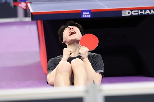 우승 확정 후 코트에 드러누워 기쁨 표현하는 장우진[대한탁구협회 제공. 재판매 및 DB 금지]