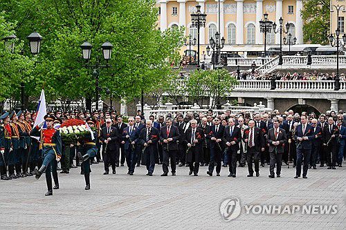주러시아 외교대표단 무명용사의 묘에 헌화[AFP 연합뉴스. 재판매 및 DB 금지]
