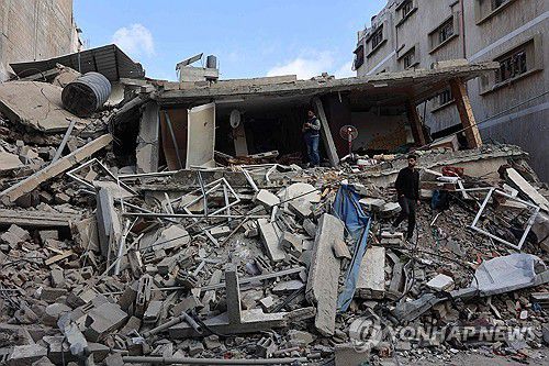 공습에 무너진 건물(가자시티 AFP=연합뉴스) 26일(현지시간) 이스라엘군 공습으로 무너진 건물 폐허에서 주민들이 희생자들을 찾고 있다. 2025.04.26