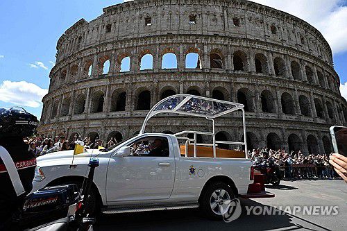 교황 운구차[AFP 연합뉴스. 재판매 및 DB 금지]