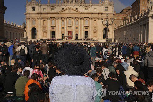 교황 장례 기다리는 시민들(바티칸 AP=연합뉴스) 26일(현지시간) 오전 바티칸 성베드로 광장에 모인 시민들. 2025.04.26