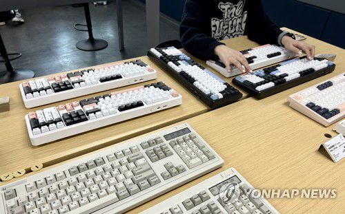 키감 탐색 중(서울=연합뉴스) 김유진 인턴기자 = 지난 23일 오후 서울 용산구의 한 키보드 타건숍에서 한 고객이 여러 기계식 키보드를 직접 타건해보며 키감 비교를 하고 있다. 2025.4.26