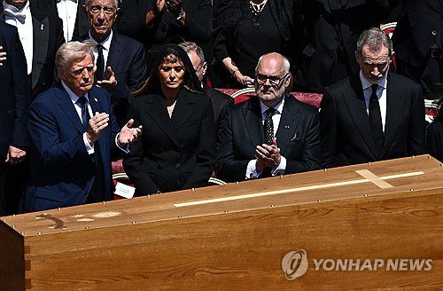 장례미사 참석한 도널드 트럼프 미국 대통령(왼쪽)[로이터 연합뉴스. 재판매 및 DB 금지]