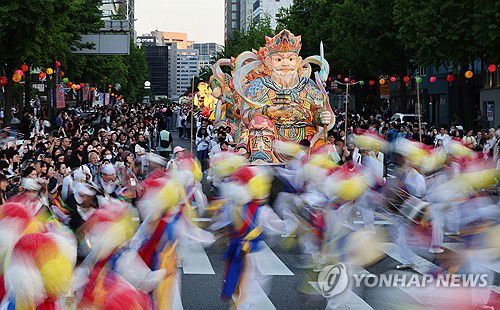 형형색색 연등행렬(서울=연합뉴스) 윤동진 기자 = 2024년 5월 12일 서울 종로구 조계사앞사거리 일대에 연등행렬이 이어지고 있다. [연합뉴스 자료사진]