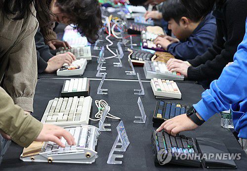 '손맛 좋은 기계식 키보드'(서울=연합뉴스) 이재희 기자 = 지난달 23일 서울 강남구 세텍에서 열린 '제2회 서울 기계식 키보드 박람회'를 찾은 관람객들이 전시된 키보드를 테스트하고 있다. 2025.4.26 scape@yna.co.kr