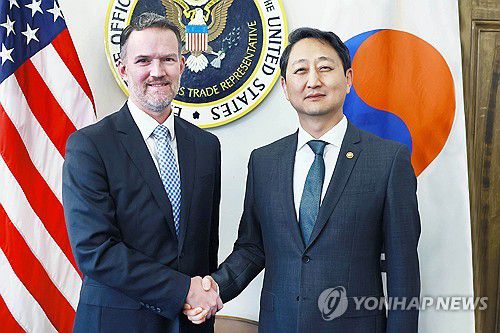 기념 촬영하는 안덕근 장관과 미국 무역대표부 대표(서울=연합뉴스) 안덕근 산업통상자원부 장관이 24일(현지시간) 미국 워싱턴DC 무역대표부(USTR) 회의실에서 제이미슨 그리어 미국 무역대표부 대표와 악수하며 기념 촬영하고 있다. 2025.4.25 [산업통상자원부 제공. 재판매 및 DB 금지] photo@yna.co.kr