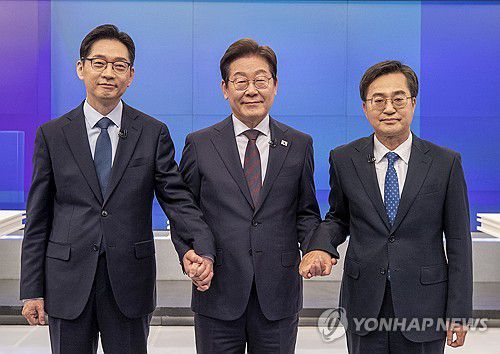 더불어민주당 경선 토론회 앞두고 기념촬영하는 후보들(서울=연합뉴스) 25일 서울 중구 TV조선 스튜디오에서 열린 더불어민주당 경선 마지막 TV토론회에서 후보들이 기념 촬영을 하고 있다. 왼쪽부터 김경수, 이재명, 김동연 후보. 2025.4.25 [국회사진기자단] photo@yna.co.kr