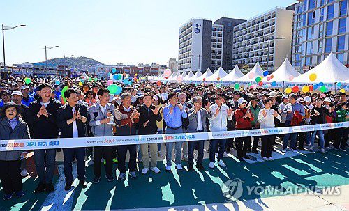 '차 없는 거리 걷기'에 몰린 인파(제주=연합뉴스) 전지혜 기자 = 26일 오전 제주시 원도심 탑동∼서문로터리∼관덕정∼탐라문화광장 3.5㎞ 구간에서 진행된 제주도 주최 '차 없는 거리 걷기' 행사에서 참가자들이 출발선에 서있다. 2025.4.26 atoz@yna.co.kr