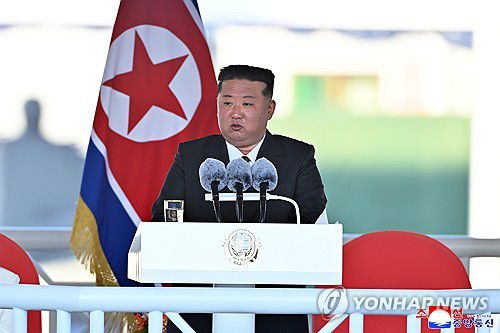 신형구축함 진수식서 연설하는 김정은(평양 조선중앙통신=연합뉴스) 북한 김정은 국무위원장이 지난 25일 남포조선소에서 열린 5,000t급 신형다목적구축함 '최현호' 진수식에 참석해 연설하고 있다. 2025.4.26      [국내에서만 사용가능. 재배포 금지. For Use Only in the Republic of Korea. No Redistribution] nkphoto@yna.co.kr