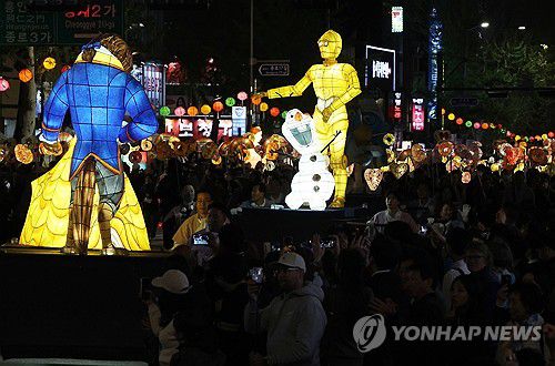 연등행렬에 등장한 올라프(서울=연합뉴스) 서명곤 기자 = 불기 2569년(2025년) 부처님오신날(5월 5일)을 앞두고 26일 연등 행렬이 흥인지문(동대문)을 출발해 종로를 지나 조계사로 향하고 있다. 2025.4.26 seephoto@yna.co.kr