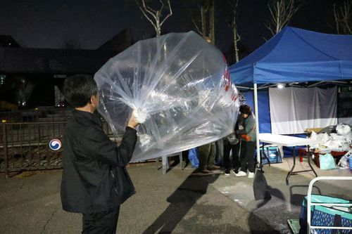 풍선에 헬륨가스 주입하는 납북자가족[납북자가족모임 제공. 재판매 및 DB 금지]