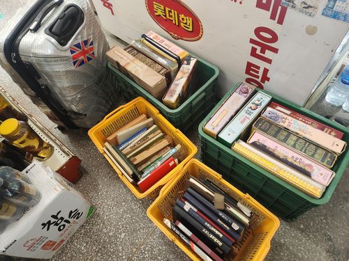 홍창해씨가 가게에 쌓아둔 일기장과 사진첩[홍창해씨 제공. 재판매 및 DB 금지]