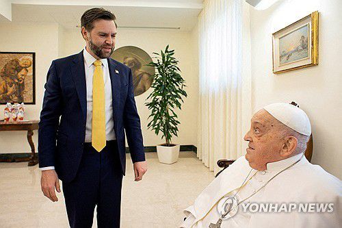 밴스 미국 부통령과 프란치스코 교황(바티칸시국 바티칸 미디어 로이터=연합뉴스 자료사진) 부활절인 2025년 4월 20일 JD 밴스(왼쪽) 미국 부통령이 프란치스코(오른쪽) 교황을 알현하고 있다. 바티칸 미디어가 촬영해 제공한 사진을 로이터가 배포했다. (Vatican Media/­Handout via REUTERS) [제3자 제공 자료사진. DB 및 재판매 금지] 2025.4.27.