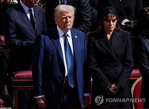 프란치스코 교황 장례식 참석한 트럼프 미국 대통령 부부(바티칸시국 로이터=연합뉴스 자료사진) 2025년 4월 26일 도널드 트럼프(왼쪽) 미국 대통령과 부인 멜라니아(오른쪽)가 바티칸 성 베드로 광장에서 열린 프란치스코 교황의 장례식에 참석하고 있다. (REUTERS/Nathan Howard/File Photo) 2025.4.27.