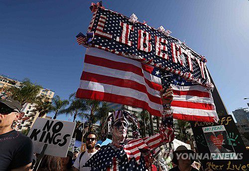 지난 5일 미 로스앤젤레스에서 트럼프 대통령에 반대하는 시위대[AFP 연합뉴스 자료사진. 재판매 및 DB 금지]