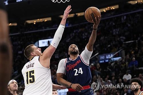 슛하는 파월(오른쪽), 막으려는 요키치[AP=연합뉴스]