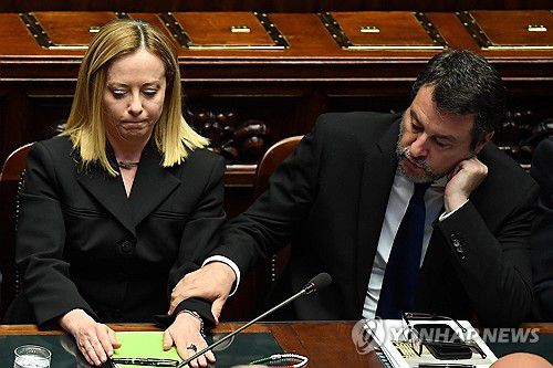 이탈리아 멜로니(왼쪽) 총리와 살비니 부총리[EPA 연합뉴스 자료사진]