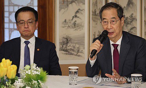 발언하는 한덕수 권한대행(서울=연합뉴스) 한상균 기자 = 한덕수 대통령 권한대행 국무총리가 14일 서울 공관에서 경제안보전략 TF 회의를 하고 있다. 왼쪽은 최상목 부총리 겸 기획재정부 장관. 2025.4.14 xyz@yna.co.kr