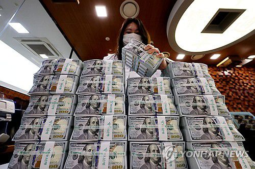 달러 약세에 투자자들 '저가 매수' 증가(서울=연합뉴스) 임화영 기자 = 최근 미국 달러화가 약세가 이어지며 달러예금이 다시 증가하고 있는 가운데 21일 서울 중구 하나은행 위변조 대응센터에서 직원이 달러화를 정리하고 있다. 2025.4.21 hwayoung7@yna.co.kr