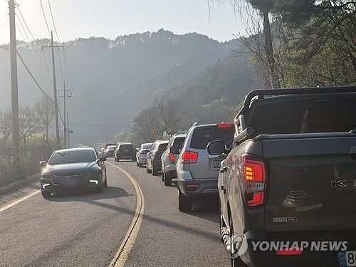 차량 정체 이어지는 인제 시내(인제=연합뉴스) 류호준 기자 = 26일 오후 강원 인제군 상남면 한 야산에서 발생한 산불로 인근 도로에 극심한 차량 정체가 이어지고 있다. 2025.4.26 ryu@yna.co.kr