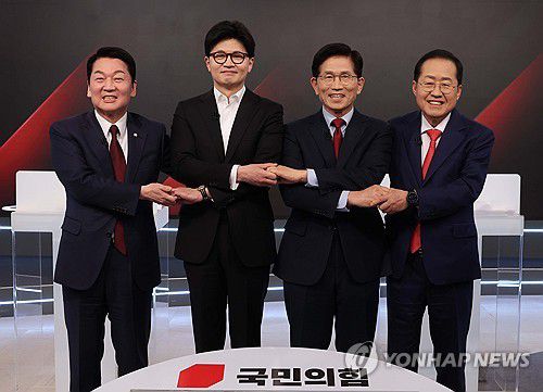 포즈 취하는 국민의힘 대선 경선 후보(서울=연합뉴스) 26일 서울 중구 매경미디어센터에서 열린 국민의힘 대통령 선거 제2차 경선 후보자 토론회에서 경선 후보들이 토론에 앞서 기념 촬영을 하고 있다. 왼쪽부터 안철수, 한동훈, 김문수, 홍준표 경선 후보. 2025.4.26 [국회사진기자단] photo@yna.co.kr