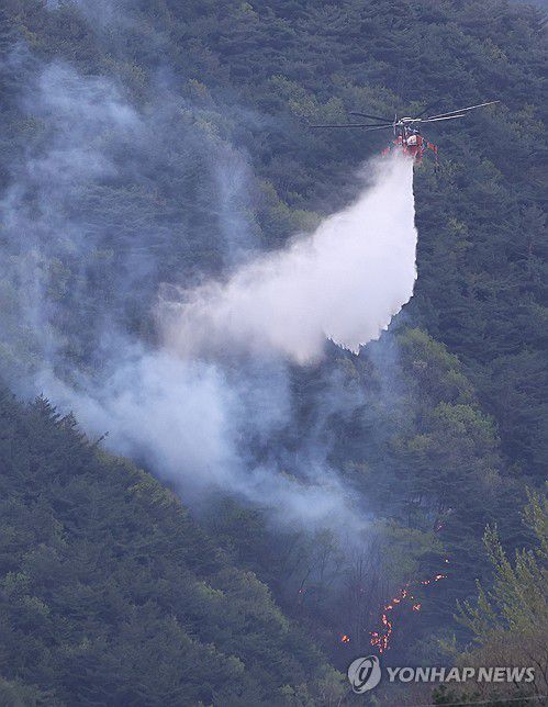 인제 산불 이틀째…진화 작업 분주한 헬기(인제=연합뉴스) 양지웅 기자 = 27일 강원 인제군 상남면 하남리 인근 야산에서 산불 진화 헬기가 분주하게 진화 작업을 펼치고 있다.     산림 당국에 따르면 불은 전날 오후 1시 18분께 인제 상남면 하남리 서울양양고속도로 상남7터널 인근 야산에서 발생했고 이날 오전 헬기 35대를 투입해 산불 진화를 이틀째 이어가고 있다. 2025.4.27 yangdoo@yna.co.kr