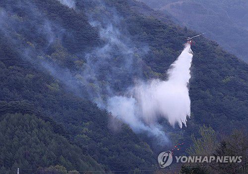 인제 산불 이틀째…진화 작업 분주한 헬기(인제=연합뉴스) 양지웅 기자 = 27일 강원 인제군 상남면 하남리 인근 야산에서 산불 진화 헬기가 분주하게 진화 작업을 펼치고 있다.     산림 당국에 따르면 불은 전날 오후 1시 18분께 인제 상남면 하남리 서울양양고속도로 상남7터널 인근 야산에서 발생했고 이날 오전 헬기 35대를 투입해 산불 진화를 이틀째 이어가고 있다. 2025.4.27 yangdoo@yna.co.kr