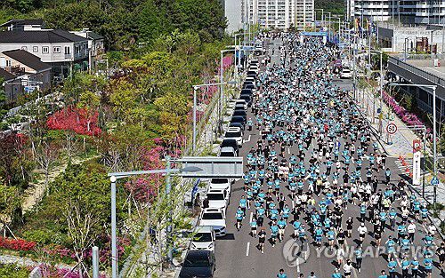 기장바다마라톤대회 '힘찬 출발'(부산=연합뉴스) 손형주 기자 = 27일 오전 부산 기장군 일대에서 열린 제7회 기장바다마라톤대회에서 하프코스에 출전한 참가자들이 힘차게 출발하고 있다. 연합뉴스와 기장바다마라톤조직위원회가 주최한 이번 마라톤에서 1만명의 참가자는 기장군의 아름다운 해안가를 달렸다. 2025.4.27 handbrother@yna.co.kr