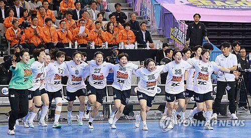 SK 슈가글라이더즈 통합 우승(서울=연합뉴스) 신현우 기자 = 27일 서울 송파구 올림픽공원 핸드볼경기장에서 열린 신한 SOL페이 2024-2025 핸드볼 H리그 여자부 챔피언결정전 2차전 삼척시청과 SK 슈가글라더즈의 경기에서 24-22로 승리하며 우승을 차지한 SK 선수들이 기뻐하고 있다.     SK는 이번 시즌 정규리그와 챔피언결정전을 휩쓰는 통합 우승을 달성했다. 2025.4.27 nowwego@yna.co.kr