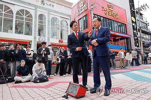 홍대거리에서 간담회하는 국민의힘 홍준표 대선 경선 후보(서울=연합뉴스) 신현우 기자 = 국민의힘 홍준표 대선 경선 후보가 27일 서울 마포구 KT&G상상마당 인근 홍대거리에서 기자 간담회를 하고 있다. 2025.4.27 nowwego@yna.co.kr