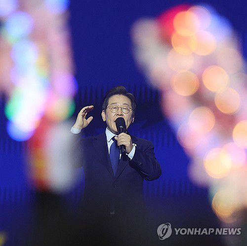 응원봉 지지 속 수락연설 하는 이재명 대선후보(고양=연합뉴스) 김주성 기자 = 더불어민주당 대선 후보로 선출된 이재명 후보가 27일 경기 고양시 킨텍스에서 열린 '제21대 대통령선거 후보자 선출을 위한 수도권·강원·제주 경선 및 최종 후보자 선출 대회'에서 수락연설을 하고 있다.      지지자들이 흔드는 응원봉 사이로 연설을 하는 이재명 대선후보의 얼굴이 보이고 있다. 2025.4.27 utzza@yna.co.kr