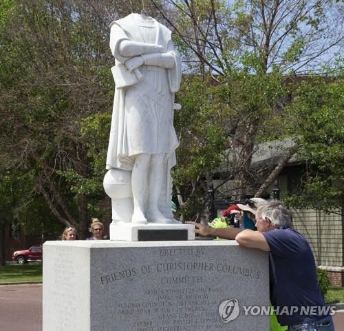 머리 부분이 떨어져 나간 보스턴의 콜럼버스 동상[EPA 연합뉴스 자료사진. 재판매 및 DB 금지]